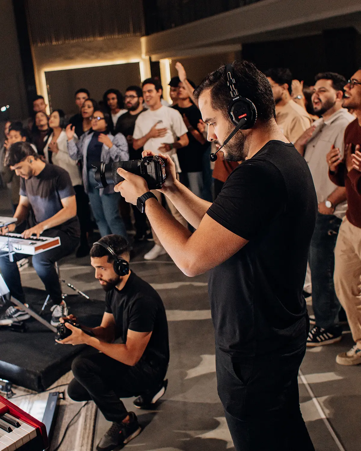Lucas Canguçu trabalhando com câmera em uma produção audiovisual